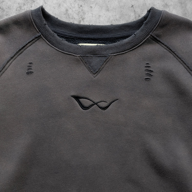 8W ATHLETICS DISTRESSED CREWNECK WASHED GREY