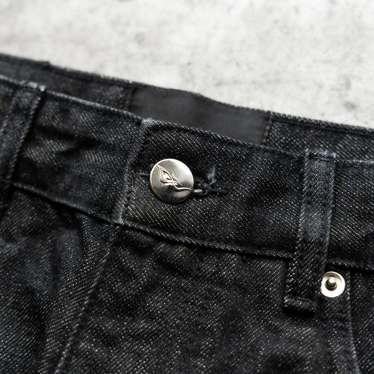 8W SELVEDGE BAGGY DENIM BLACK — concrete front detail