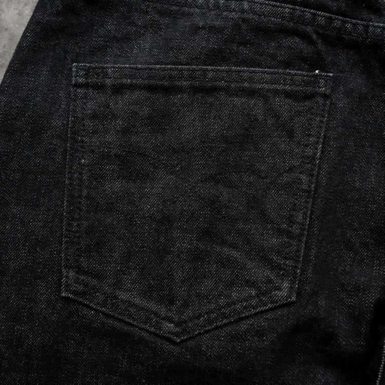 8W SELVEDGE BAGGY DENIM BLACK — concrete back-pocket detail