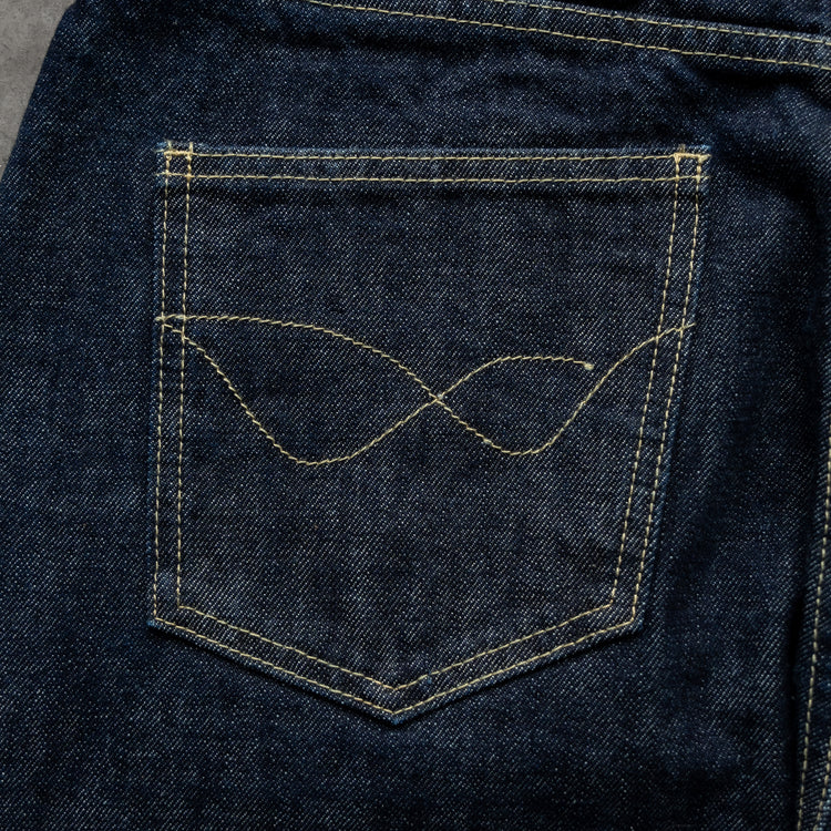 8W SELVEDGE BAGGY DENIM INDIGO — concrete back-pocket detail