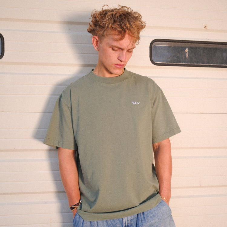 BASIC EMBROIDERED TEE VINTAGE GREEN