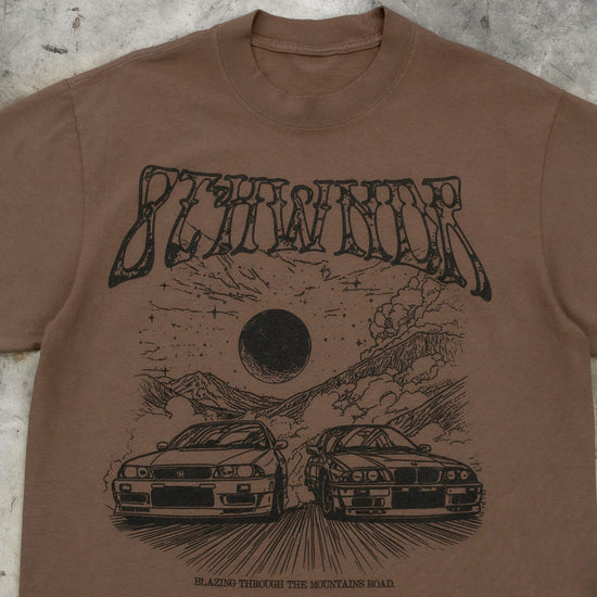 MOUNTAIN ROADS TEE MOCHA
