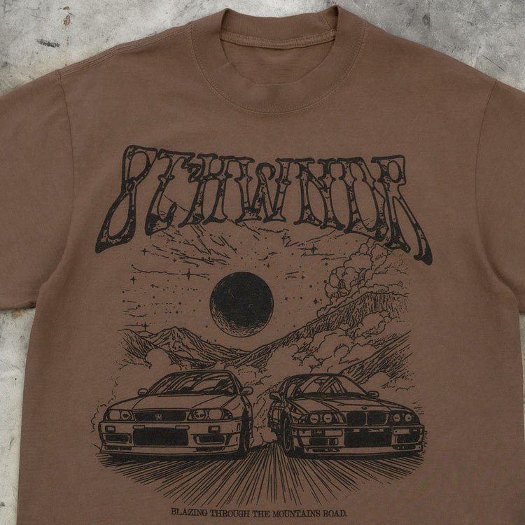 MOUNTAIN ROADS TEE MOCHA