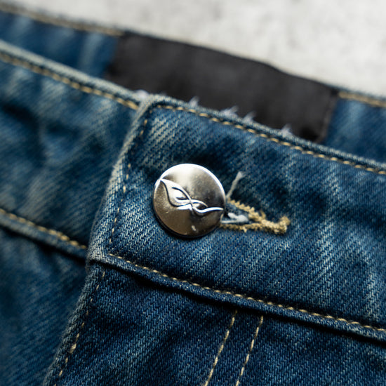 8W PANEL BAGGY JORTS BLUE — concrete front detail
