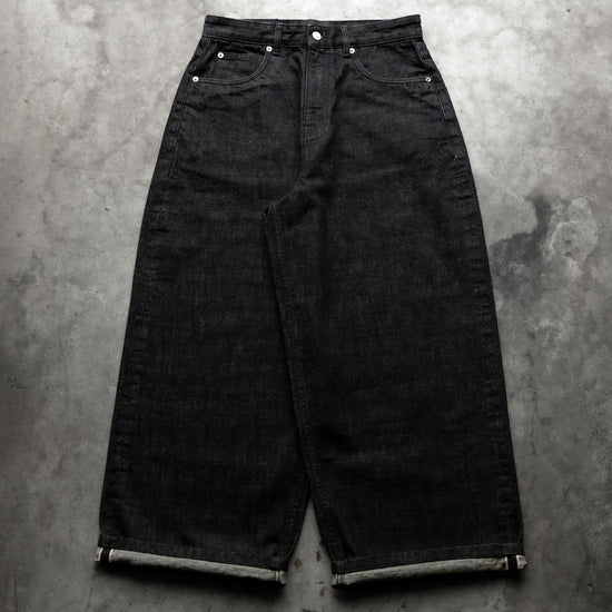 8W SELVEDGE BAGGY DENIM BLACK — concrete full front