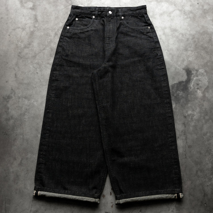 8W SELVEDGE BAGGY DENIM BLACK — concrete full front