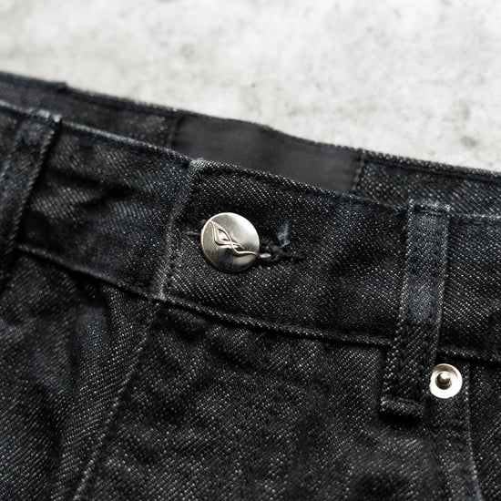 8W SELVEDGE BAGGY DENIM BLACK — concrete front detail