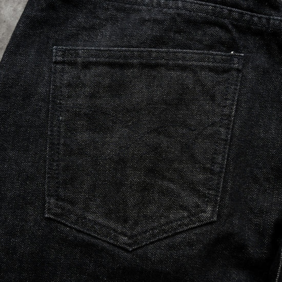8W SELVEDGE BAGGY DENIM BLACK — concrete back-pocket detail