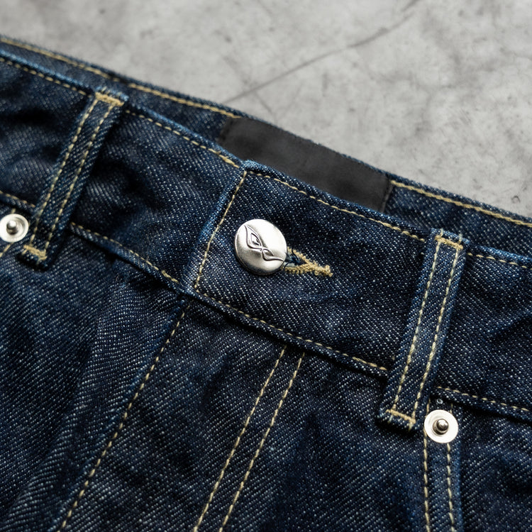 8W SELVEDGE BAGGY DENIM INDIGO — concrete front detail