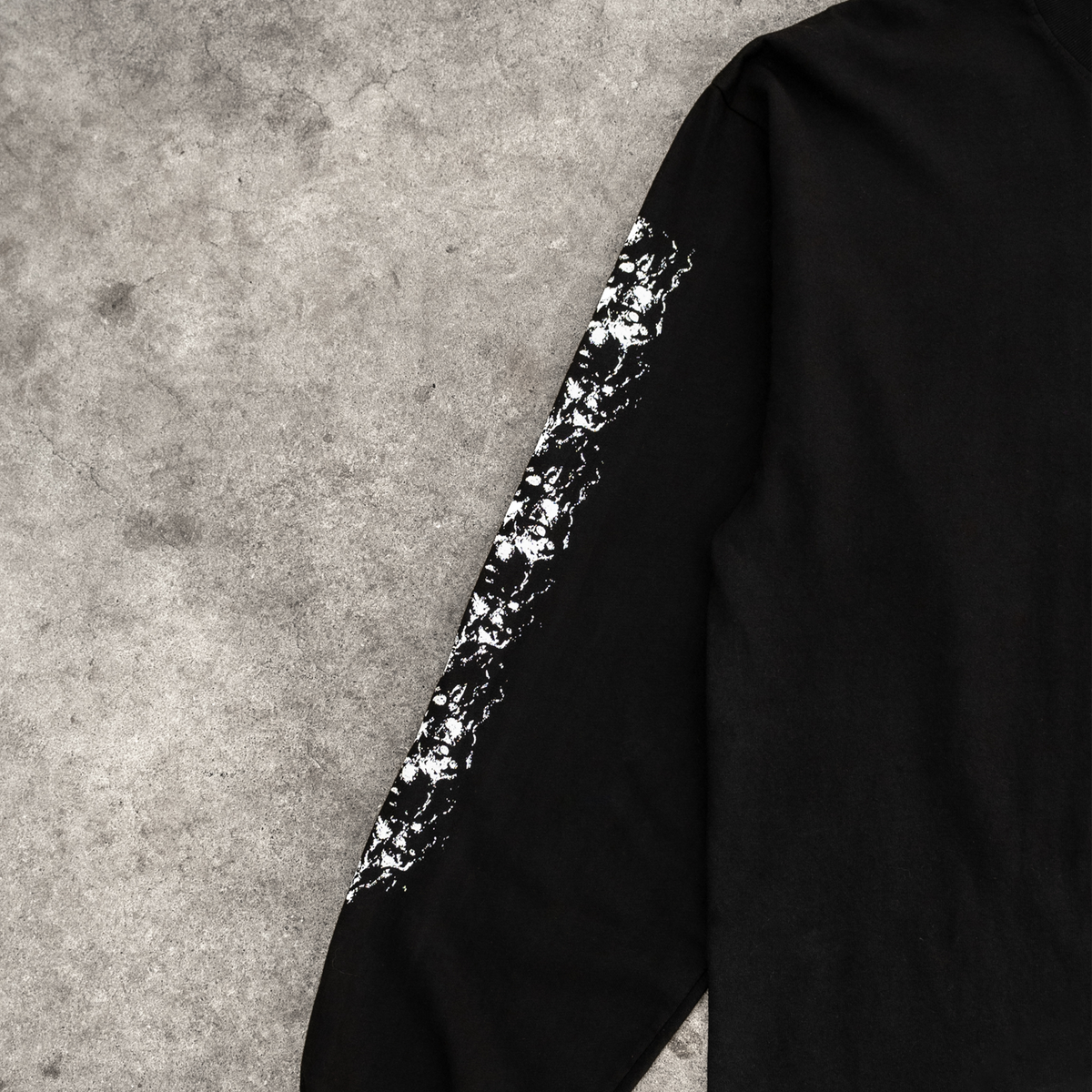 SKULL SLEEVE L/S TEE BLACK